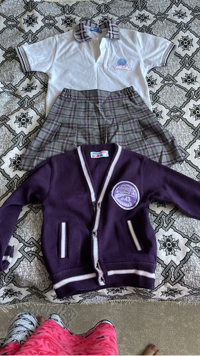 Вещи доя девочки есть школьные