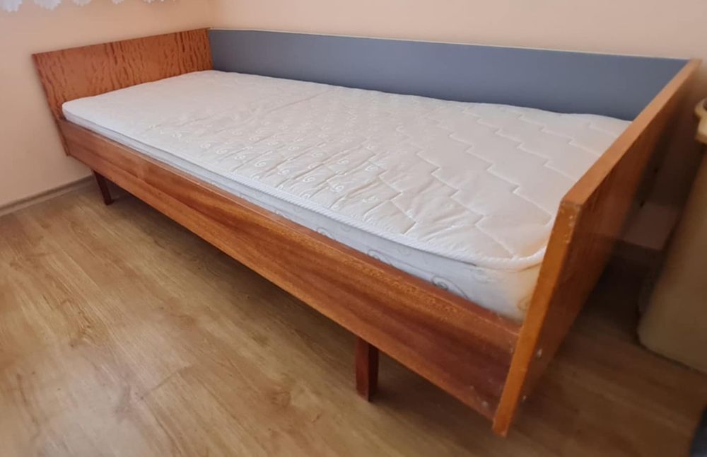 Единично легло с матрак 82/190см и протектор към него