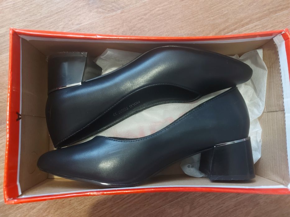 Продам женские туфли 39 рр