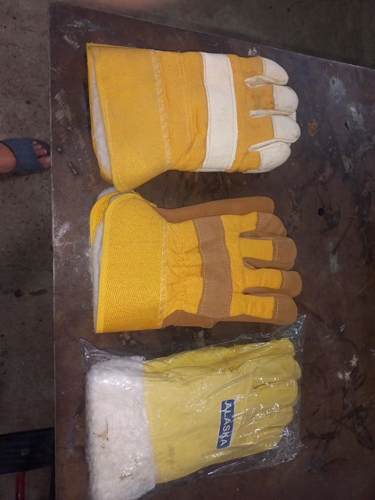 Перчатки зимние и резиновые.