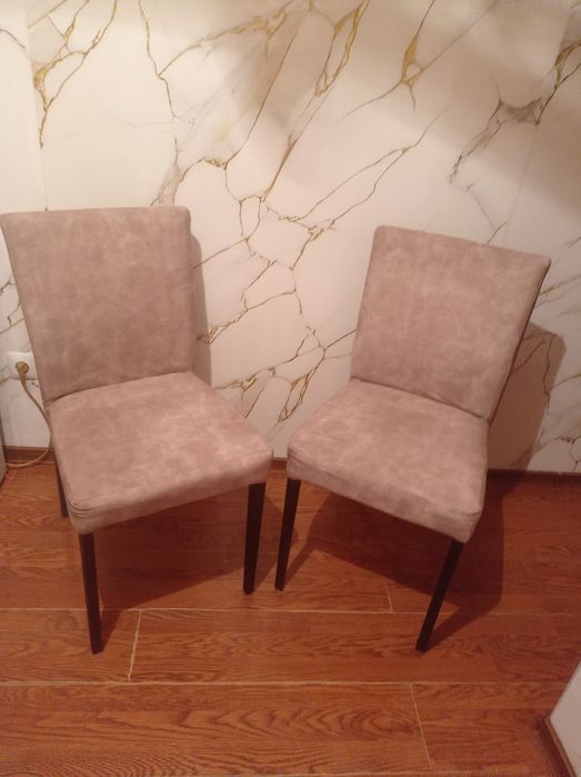 Круглый стол и два стула