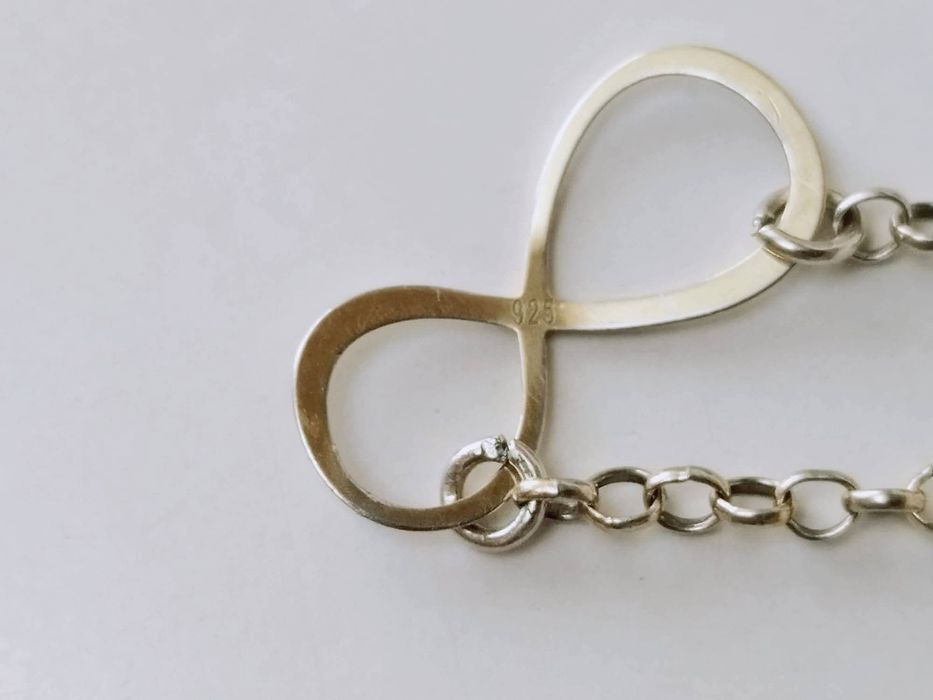 Veche bratara din argint de 925, placata cu aur, cu pandantiv infinit si prelungire cu litera A