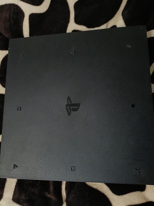 PS 4 pro cu fifa 24 și o consolă