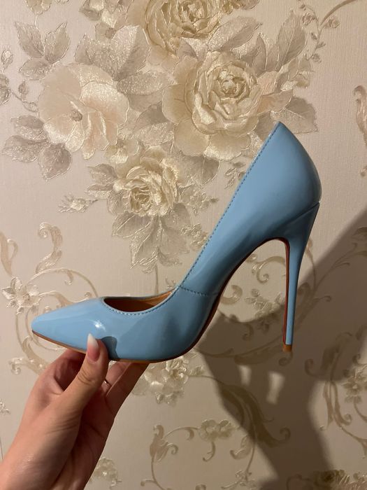 Vând pantofi stiletto Christian Louboutin