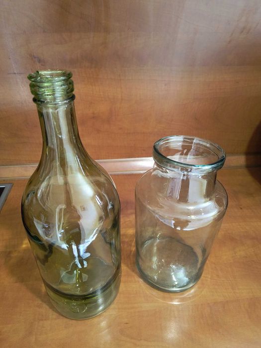 Стъклен буркан и бутилка
