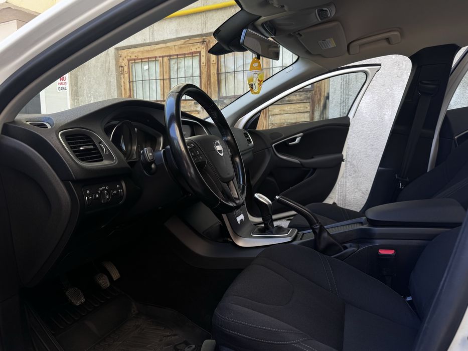 Volvo V40 1.6 Diesel 115 CP – 2013 – Consum mic / Dotări premium