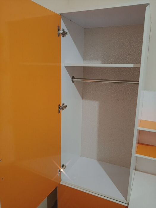 Yangi bolalar shkafi stol bilan, sabzirangda juda chiroyli mebel