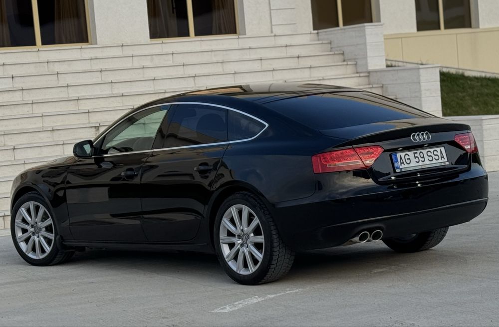 Audi A5/// Sportback/ 2.0TDi// Car Vertical Verde