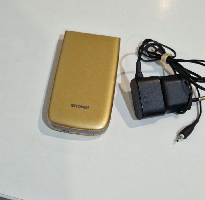 Super telefon cu clapeta.  Special pentru Seniori.