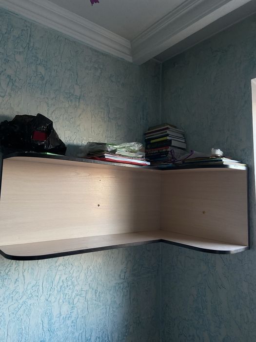 Стол и полка для книг