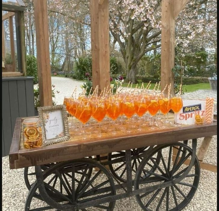 Masa festiva tip bar pentru ornamente si grădinărit cu roti bicicleta