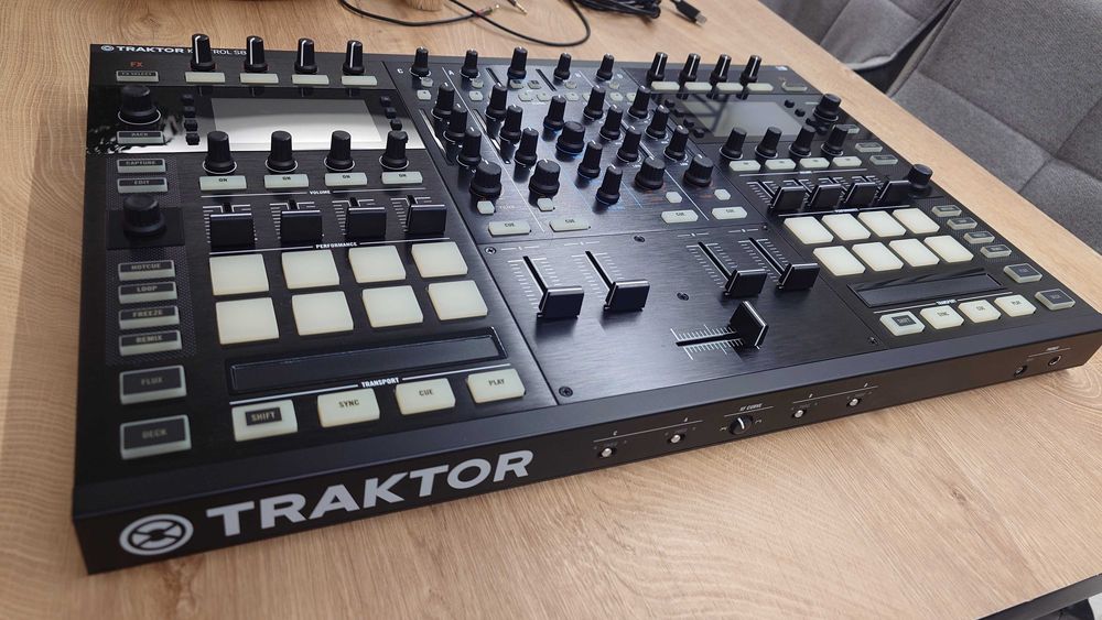 DJ контроллер Native instruments Traktor S8.