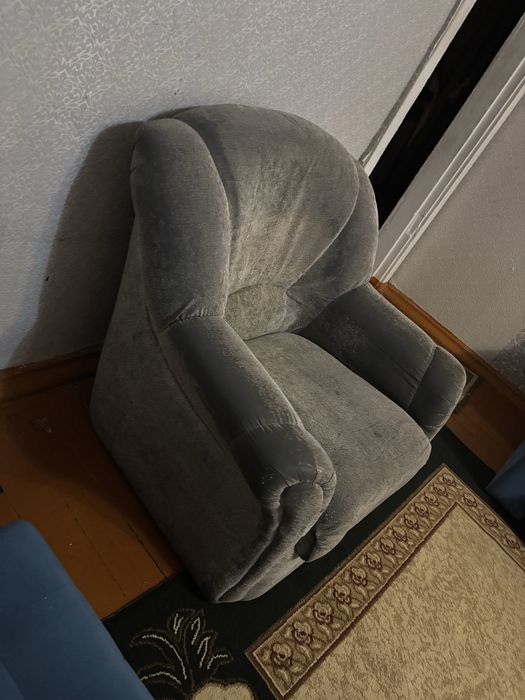 Продам 2 кресла в нормальном состояние