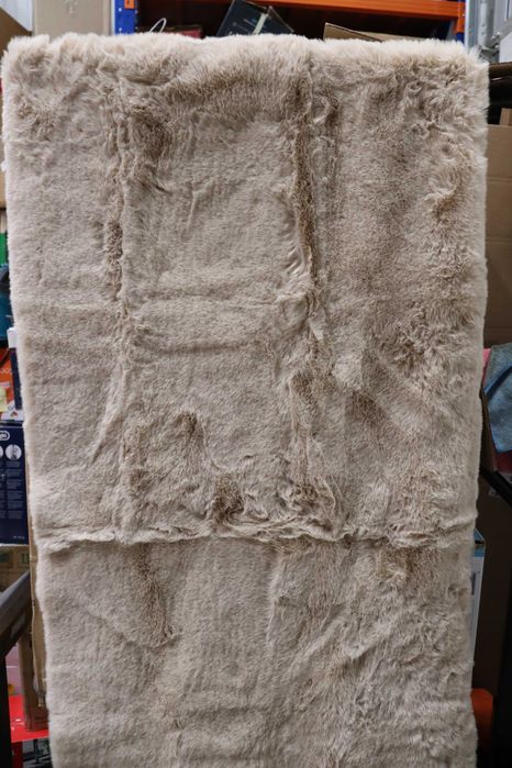 Много мек пухкав килим в неутрален бежов цвят, 160х55 см