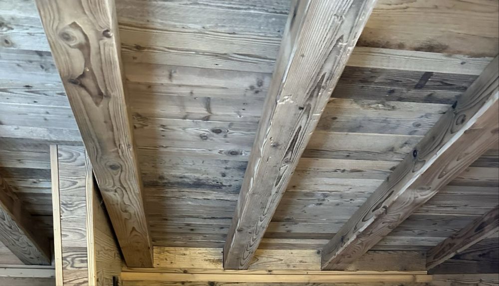 Grinzi aparente din lemn vechi