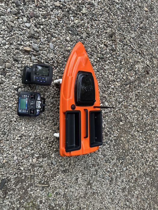Navomodel pescuit plantat cu autopilot si sonar