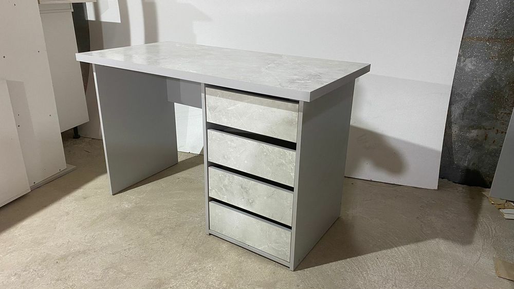 Столы компьютерные, письменные.