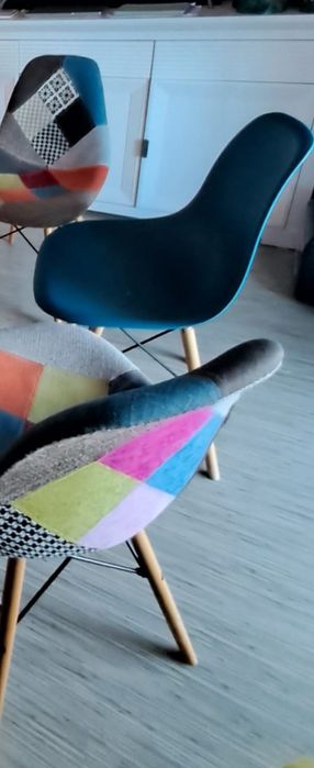 5 scaune tapițate + 2 scaune albastre