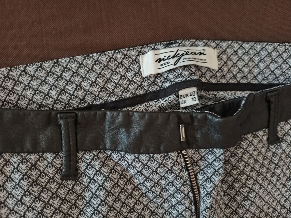 Pantaloni dama, de stofa ,35 lei.