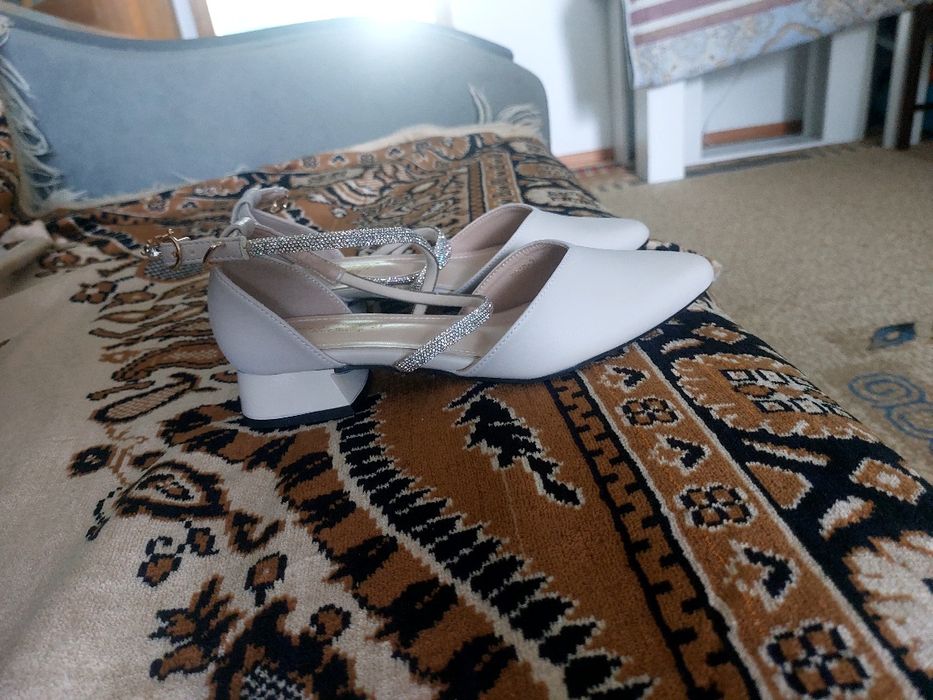 Продам женские туфли
