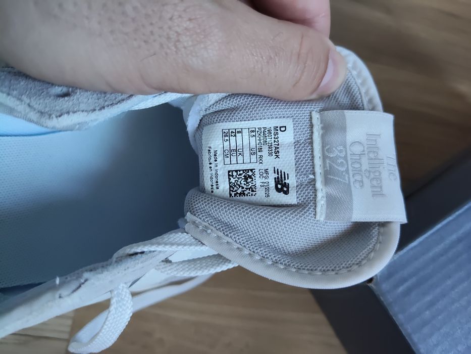 New Balance 327 gri deschis cu alb din piele mărimea 42 noi originali