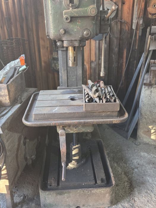 Mașină de gaurit industrială