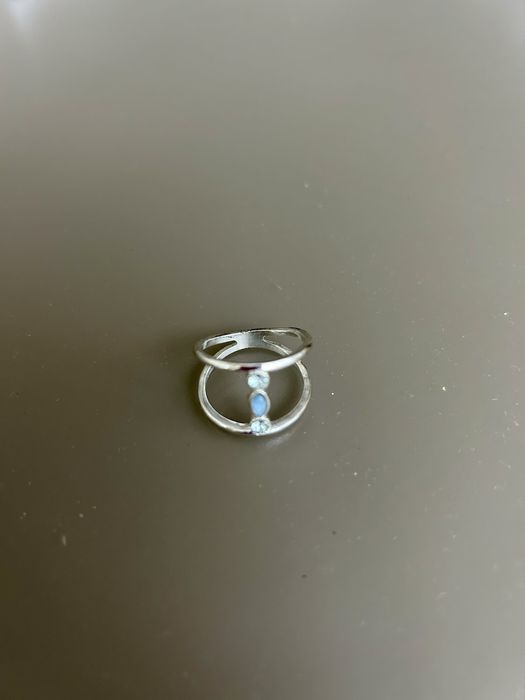 Елегантен и модерен пръстен с камъчета