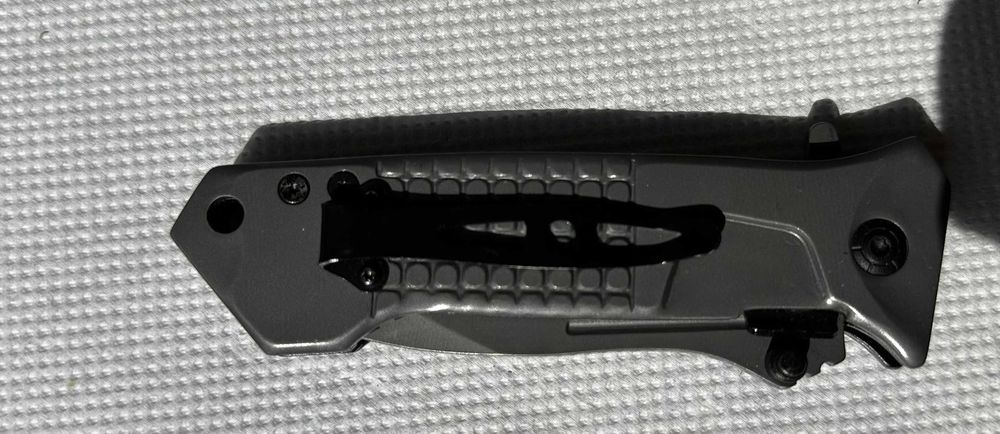 Продавам доста различни ножове