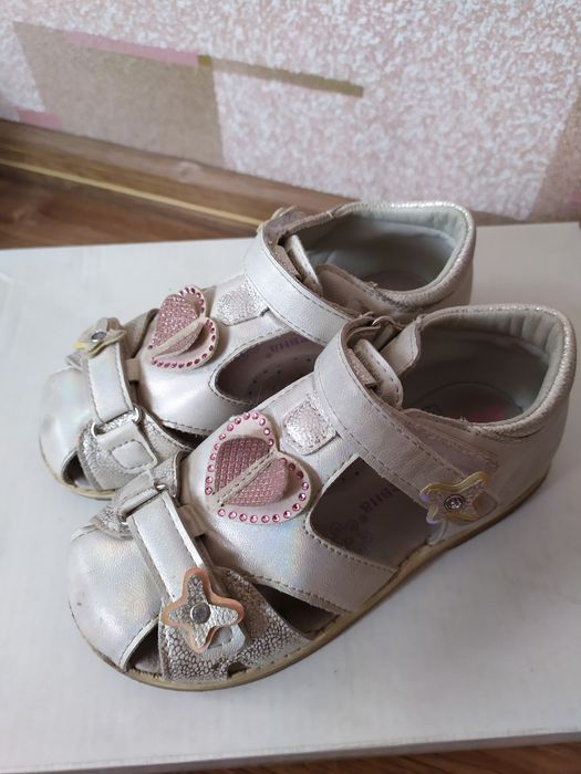 Обувь для девочки. Размеры 29,35.