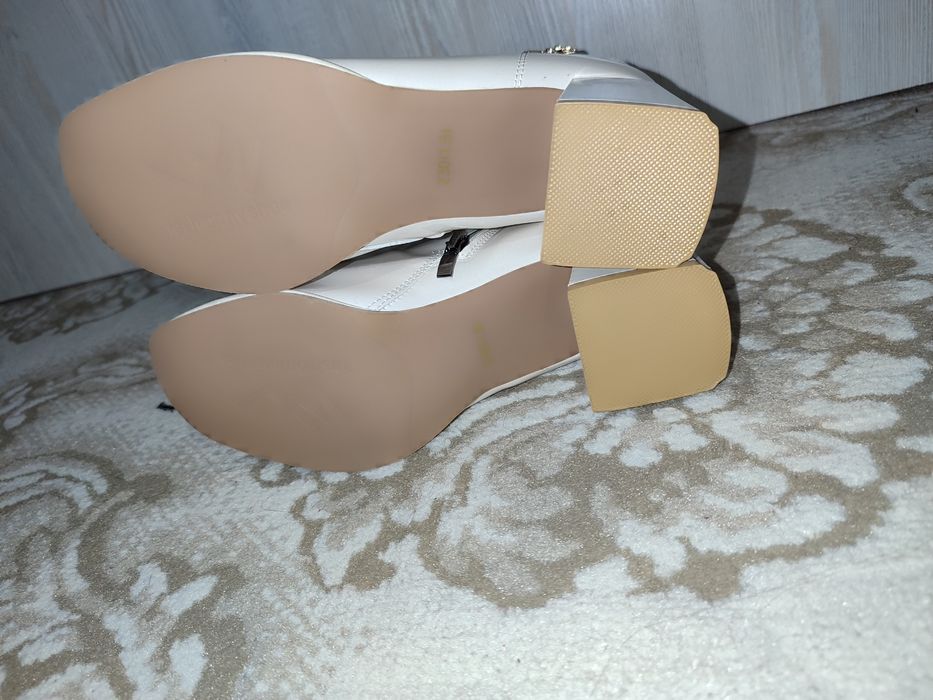 Holati yangi. Oq sapog( etik)