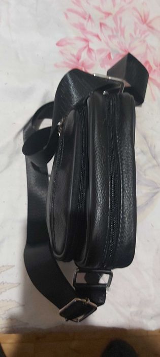 Продавам мъжка черна чанта от естествена кожа с пет отделения с цип