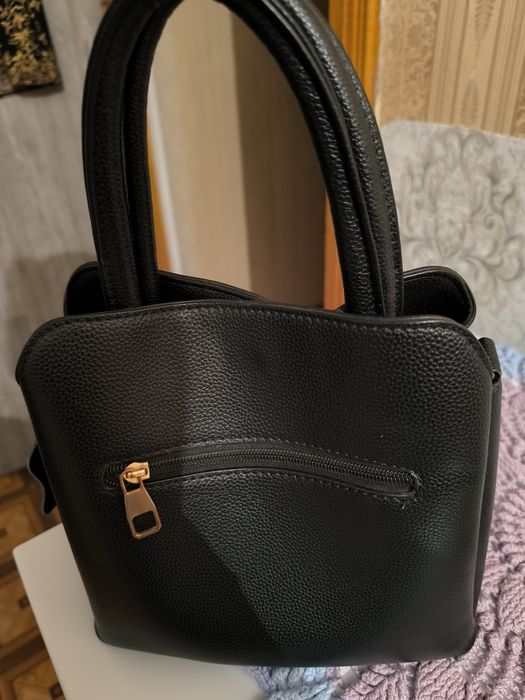 Продам. Сумочку. В комплекте идёт. Ремешок одевается через плечо.