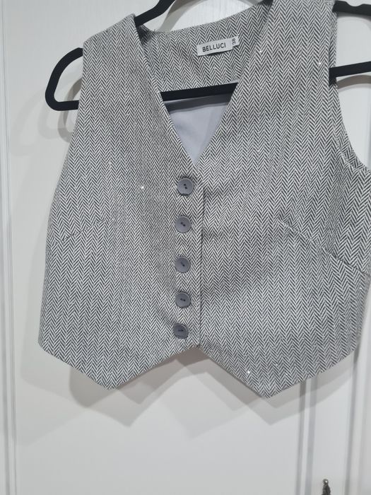 Vand un frumos costum vesta + fusta pantalon