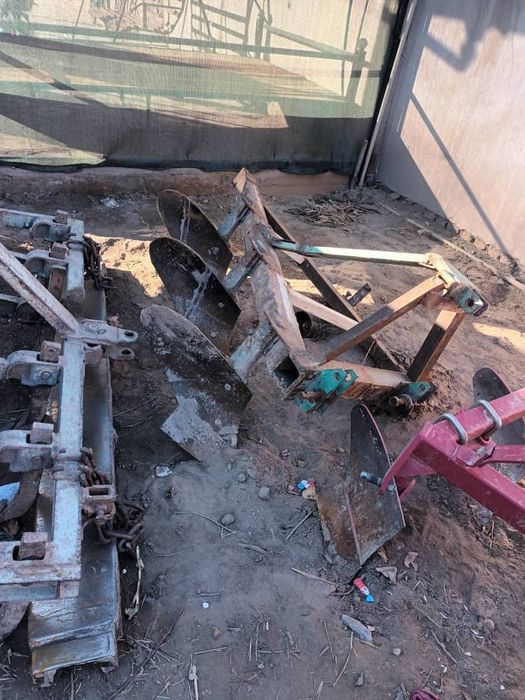 Трактор +прицепи конплект сотилади.