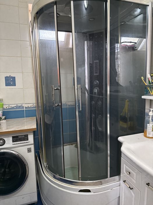 Душевая с дверьми, рабочая, в нужных руках будет все красиво, не дорог