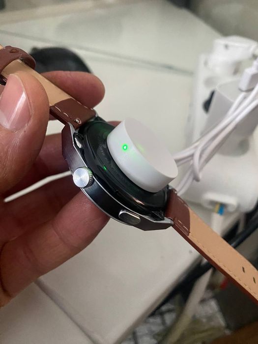 Klassk kòrinishdag smart watch