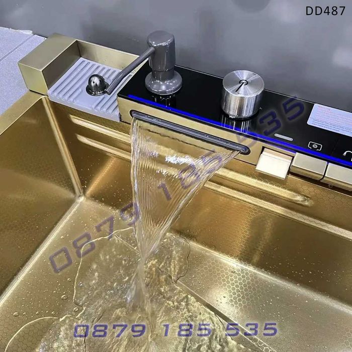 Луксозна златна кухненска мивка функции дисплей модерна чешма водопад