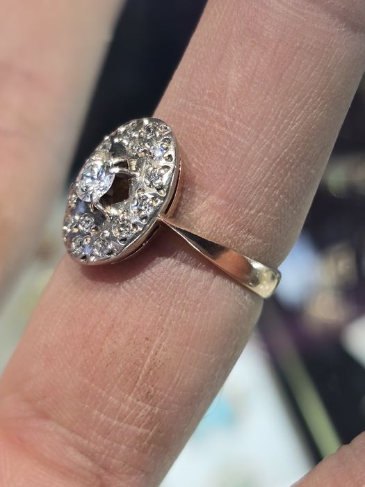 Кольцо с бриллиантам.