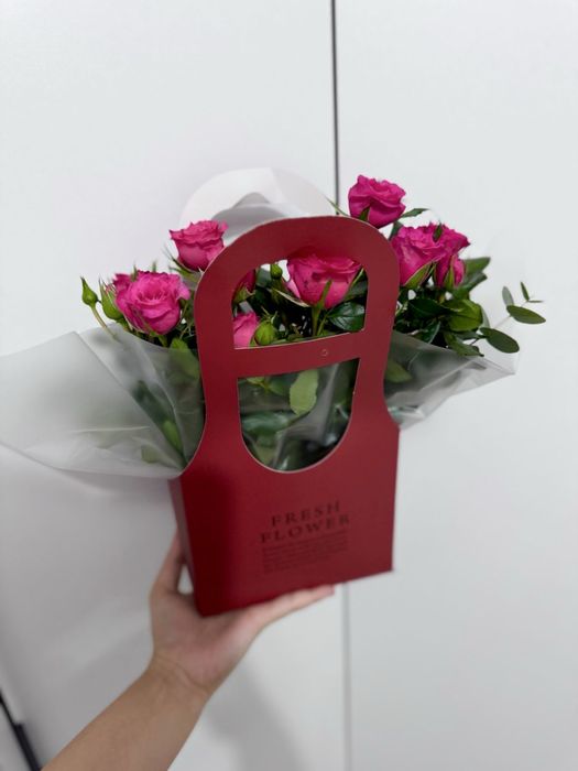 Цветы в коробке(кустовые розы)