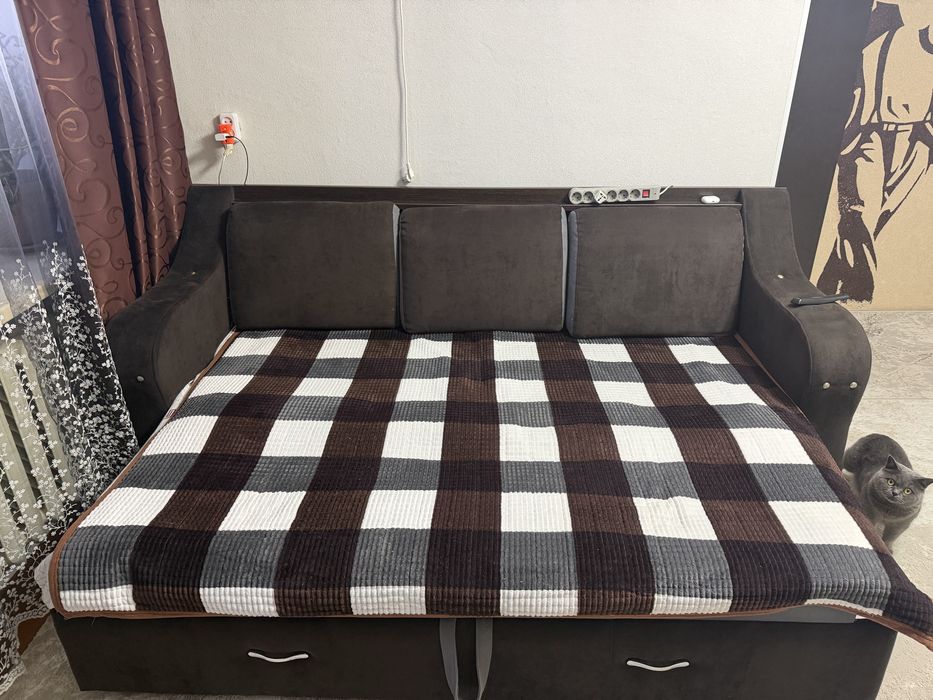 Диван с выдвигающимся столом