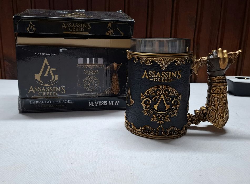 Халба,чаша Assassin's Creed Through the Ages Черно-златна халба