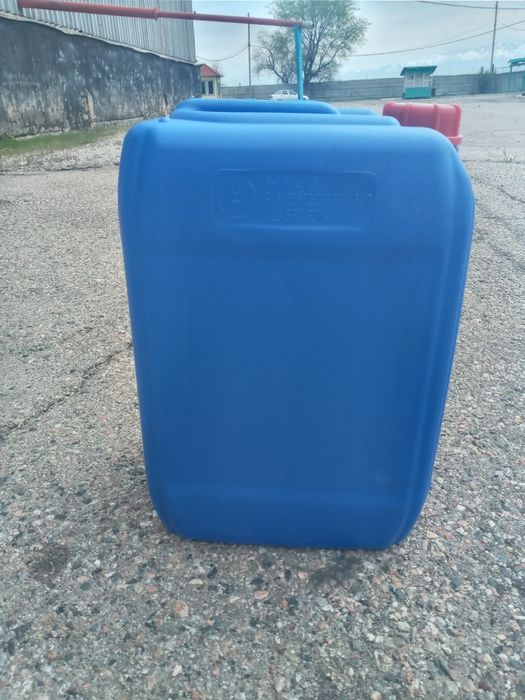 Продам полиэтиленовые канистры.