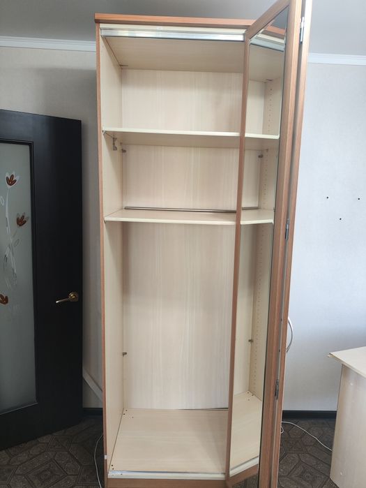 шкаф 35000, стол в подарок