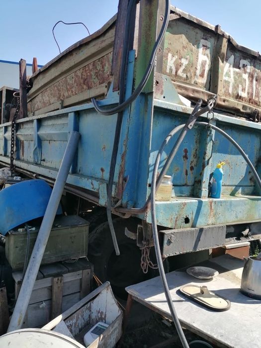 Синий полуприцеп ЗИЛ