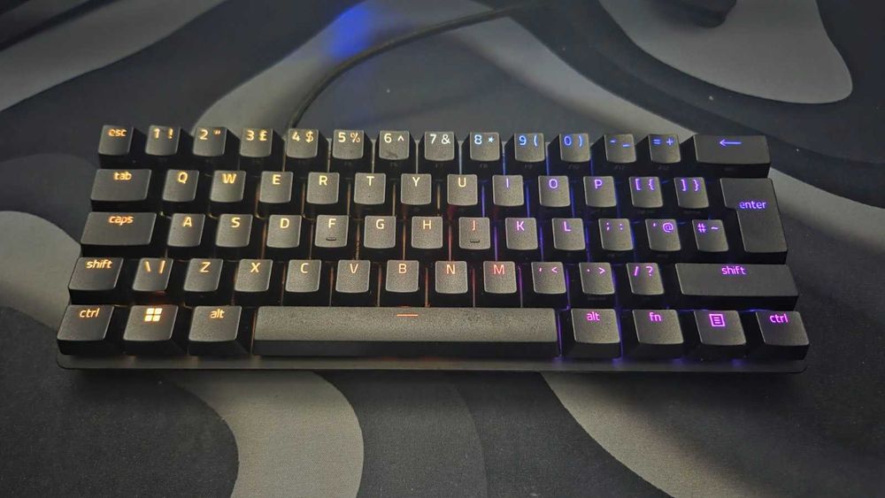 Геймърска механична клавиатура Razer Huntsman Mini (60%, Purple Clicky Switches, RGB)