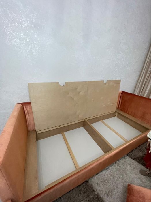 Красивый диван для гостиной