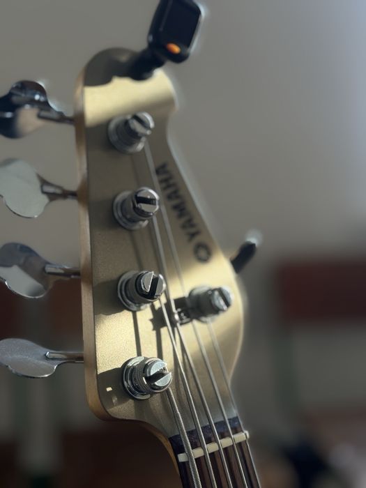 Yamaha bass gitara