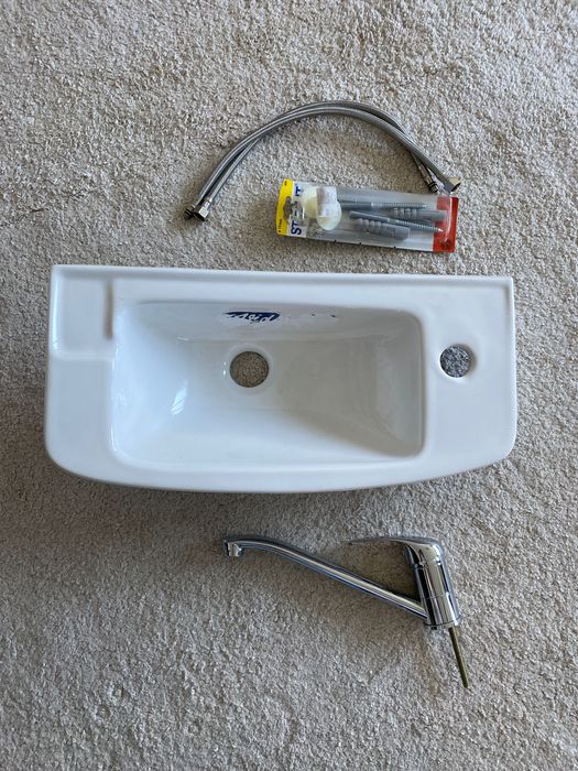 Нови малка мивка за тоалетна vidima и смесител