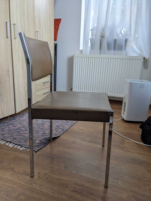 Scaun îmbrăcat în piele, cu picioare din metal