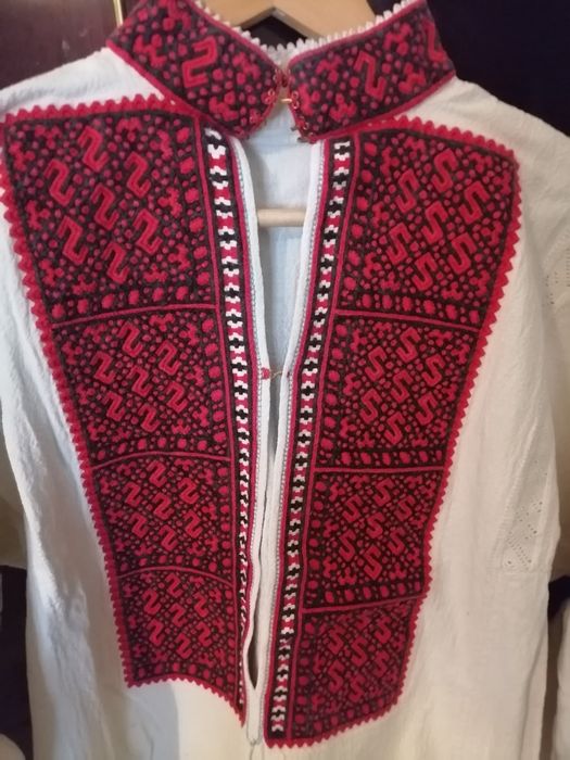 Superbă cămașă tradițională veche.